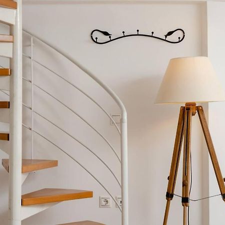 Modern Two Level Apartment In The Heart Of Атина Екстериор снимка