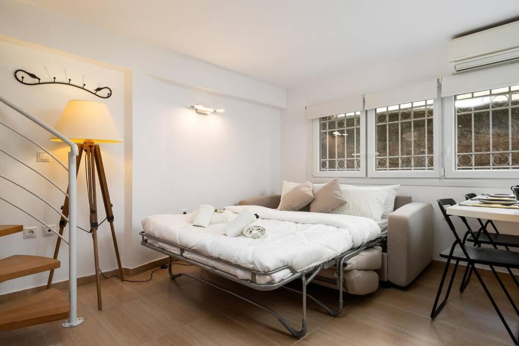 Modern Two Level Apartment In The Heart Of Атина Екстериор снимка