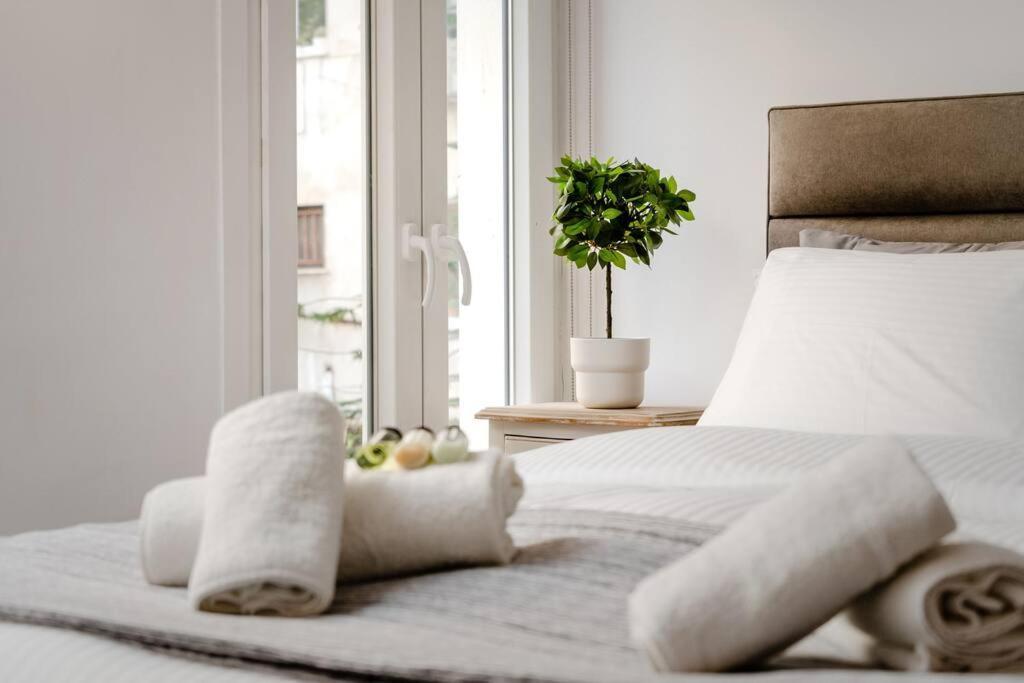 Modern Two Level Apartment In The Heart Of Атина Екстериор снимка