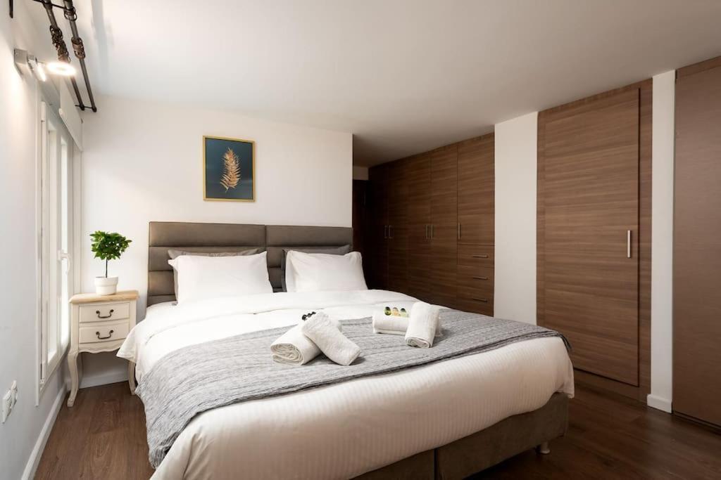 Modern Two Level Apartment In The Heart Of Атина Екстериор снимка