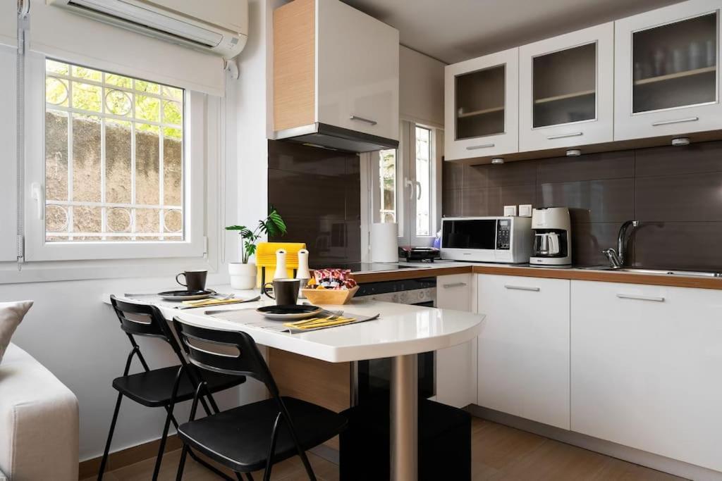 Modern Two Level Apartment In The Heart Of Атина Екстериор снимка