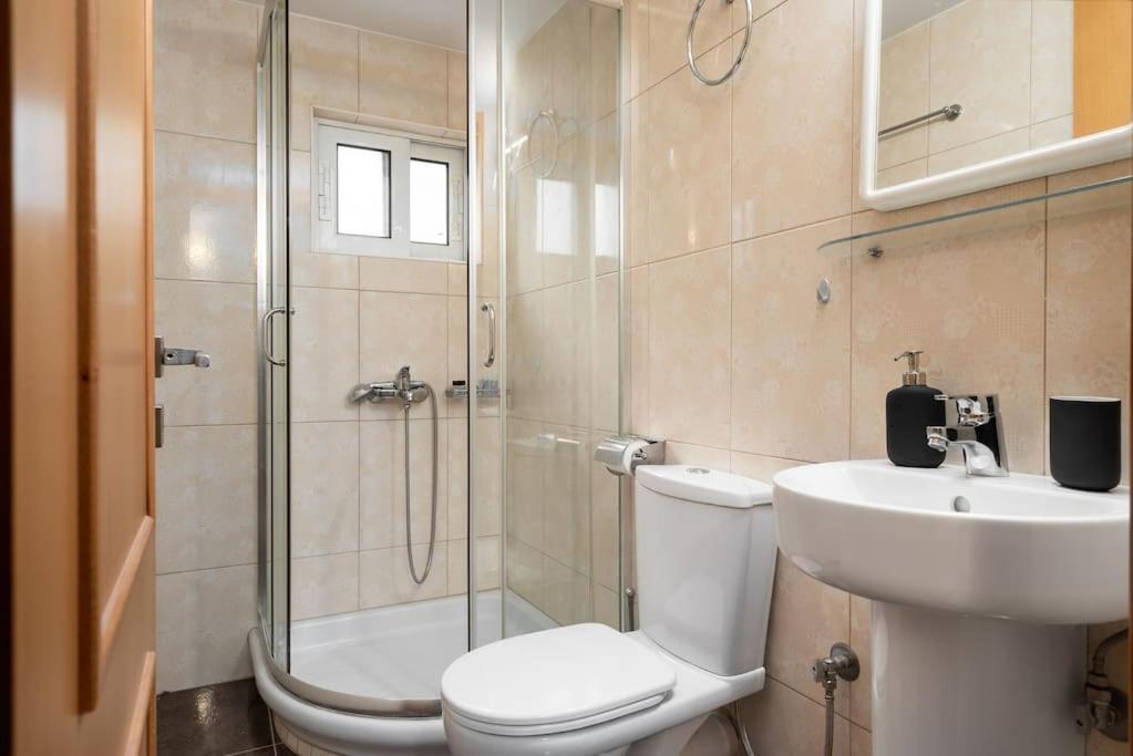 Modern Two Level Apartment In The Heart Of Атина Екстериор снимка