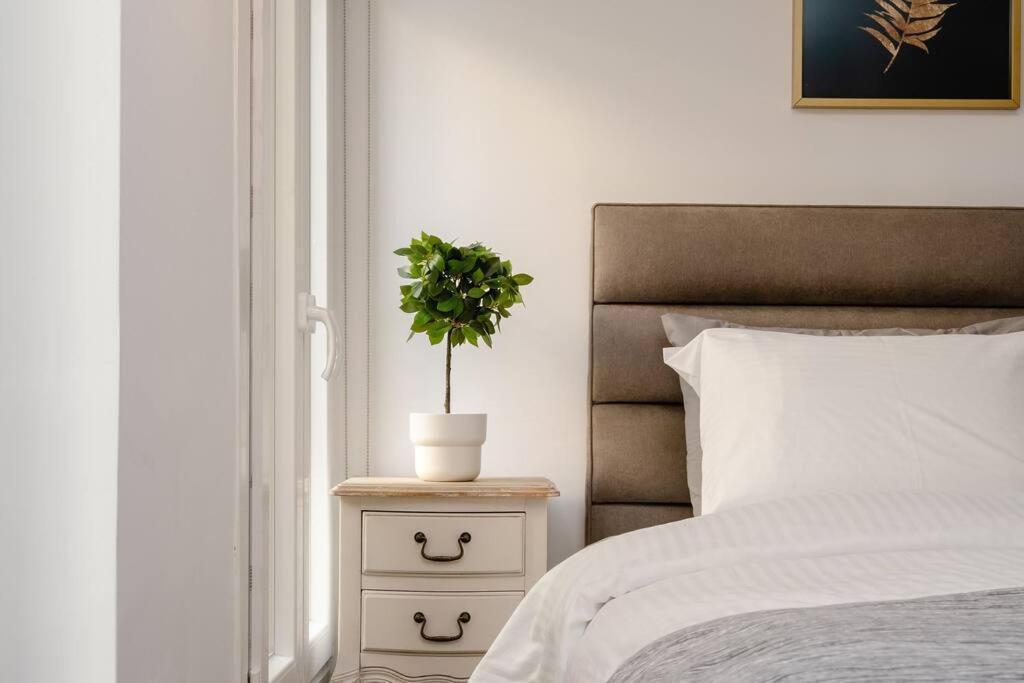 Modern Two Level Apartment In The Heart Of Атина Екстериор снимка