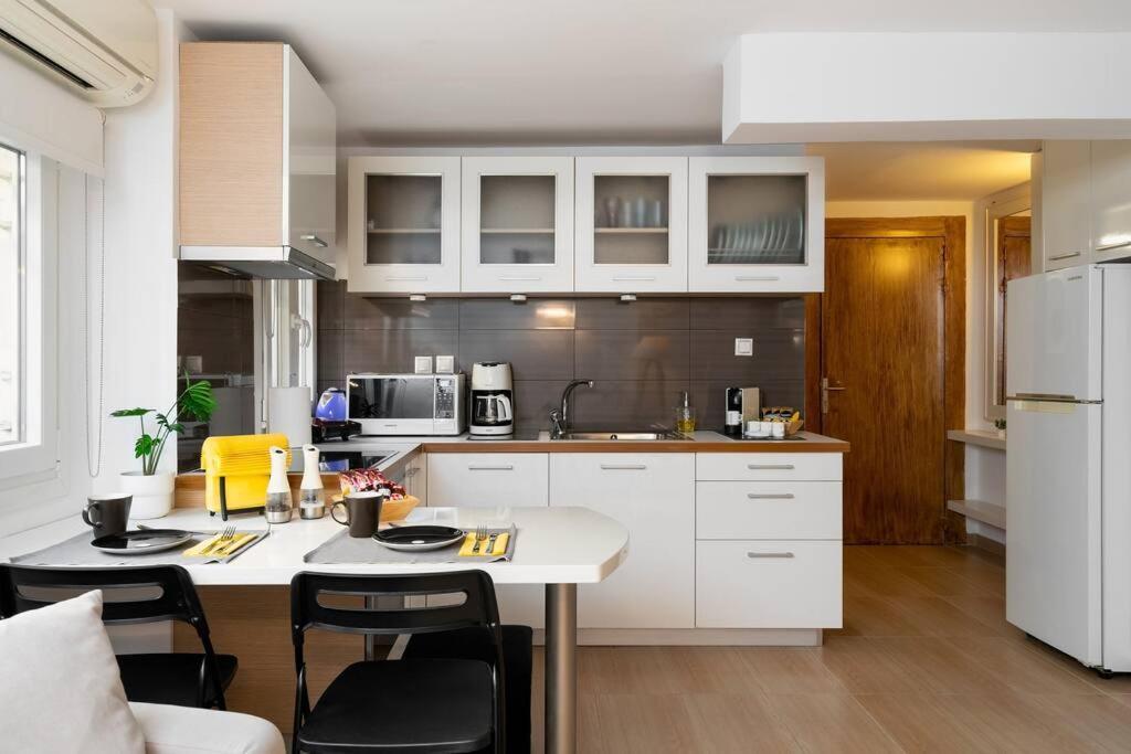 Modern Two Level Apartment In The Heart Of Атина Екстериор снимка