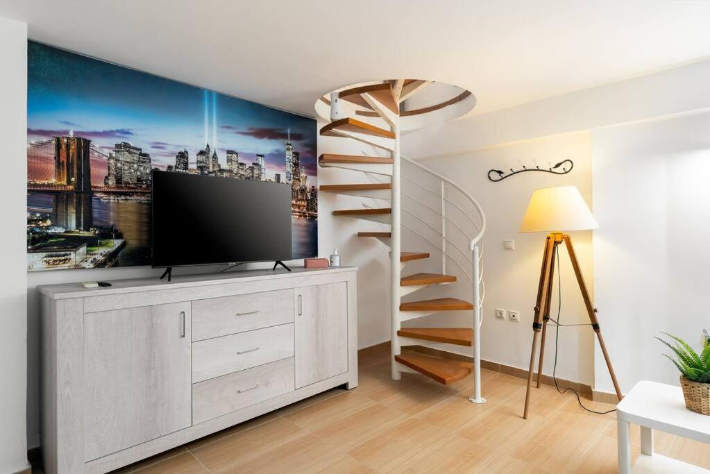 Modern Two Level Apartment In The Heart Of Атина Екстериор снимка