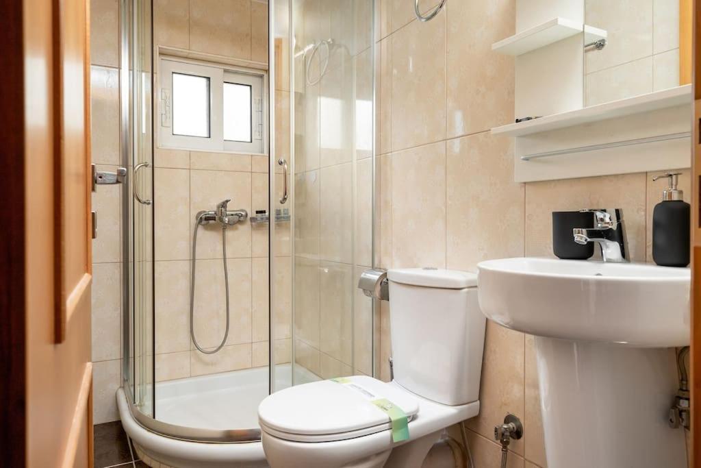 Modern Two Level Apartment In The Heart Of Атина Екстериор снимка